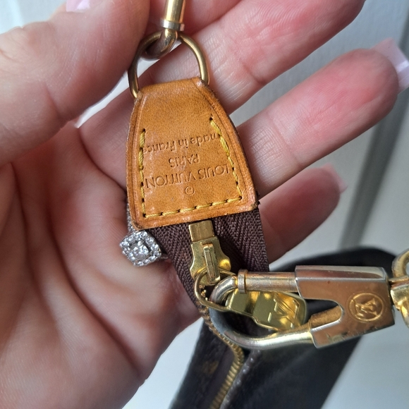 Small Louis Vuitton Crossbody Purse/Pouch💛🤎 - Picture 5 of 16